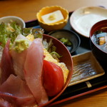清鮨 - 海鮮丼（¥800税込み）ランチ　切り方が豪快