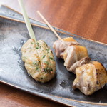 Teppanyaki To Yasai Heikyuu - 比内高原地鶏もも串焼き、つくね串