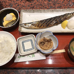 Naniwa Robata Hakkaku Dainago Yabiru Dinguten - さんまの塩焼き定食