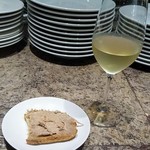 コントルノ食堂 - お通し：肉のパテとグラスワイン
