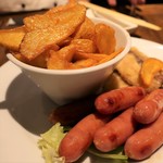 肉とワインの酒場 Ferrous - ポテト、ウインナー、鰯。