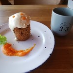 3＋3CAFE - 江ノ島キャロットケーキ、コーヒー
