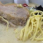 らーめん山頭火 - チャーシューと麺。