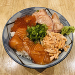 江坂海鮮食堂 おーうえすと - 日替り定食Aサーモン尽くし丼900円税込ご飯大盛無料。自分のオーダーで売切れ。