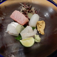 口福 みなみ - 造り盛り合わせ（メイチダイ，セイゴ，剣先烏賊，赤ウニ，ニュージーランド産ホンマグロ）