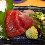 沖縄料理・島酒場 がらくた - お通し　沖縄直送のマグロと走水の鯵、相模湾のしらす