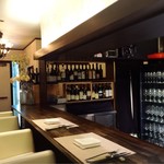 Lino - 清潔感のある店内。シェフの調理する姿が見えるカウンター席がお気に入り(*′ω`)b