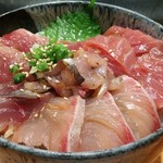 鮮魚・お食事処 山正 - 丼の具材はまぐろ、〆さば、かんぱち、あじ、かつお。