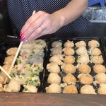 Takoyakiya San - たこ焼きを作りよる
                        爪がおしゃれなお姉さん