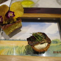 Lien - アミューズ（とうもろこしのシフォンケーキととうもろこしのピューレ、穴子のタルト） 