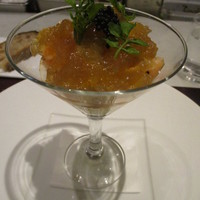 Lien - 冷前菜（焼きとうもろこしのムース　魚介とコンソメのカクテル仕立て〔天使の海老、サーモンとヒラマサの熟成、帆立〕）