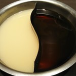 ゆず庵 - 魚介と丸鶏スープ（左）、すき焼きだし（右）