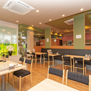 広々とした明るい店内で楽しくお食事♪