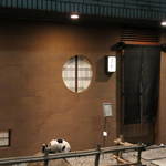 寿修 - 猫が石のくぼみの水飲んでました。