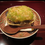 寿修 - 香箱かにの皿です。上には洋梨とガリと水菜を混ぜたものが。