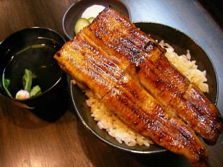 うなぎ 仙見 - 名物「はみだし」うな丼
