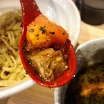 拉麺大公 - バジルとトマトの塩つけ麺 つけ汁の中には角切りチャーシューとトマトがゴロゴロと！