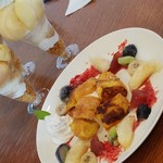 農家カフェ 森のガーデン - ◆「季節のデザートプレート」◆「まるせい桃パフェ」