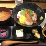 Nihonshutoosakanakicchinyuusei - 海鮮丼：￥８００