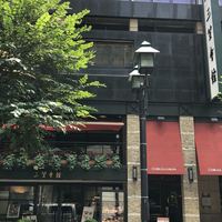 イタリア料理 Trattoria Mezzanino - ビル1F入り口。