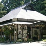 そば処 薬師 - お店の全体です（夏の季節）