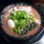無鉄砲 東京中野店 - とんこつラーメン味玉つき。（丼の前後が逆でした・・・）。