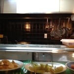 浜船 - 浜船・カウンターには煮物に魚介がずらり♪