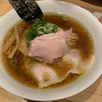 飯田商店 - しょうゆらぁ麺1100円。