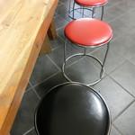 中華そば 紅蘭 - 牛骨スープと同じように店内のイスも丸くてい～す。