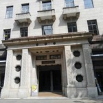 カフェドゥラプレス - カフェの建物の入口