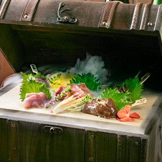 Great for SNS ◎The fresh ostrich sashimi that appears from the treasure chest is exquisite