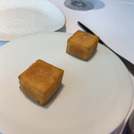 プレヴナンス - パニス：ひよこ豆のフライ。南仏の名物料理のようです。 アツアツ。ふわふわでなめらかです。手でいただきます。