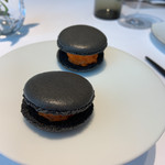 プレヴナンス - 竹炭とパプリカのマカロン