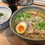 布施 細見商店 - 冷やしラーメン（焼きあご出汁）