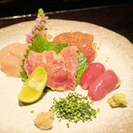 地鶏つくり盛り合わせ ¥1,800-より 地鶏 胸肉 つくり 2日間熟成 地鶏 ソリレスたたき 地鶏 肝つくり 地鶏 心臓つくり 藻塩で