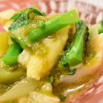 藤緒 - （お通し）　みる貝と春野菜のめかぶ和え