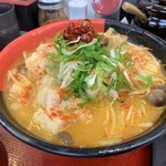 極楽うどん TKU - ホルモン赤味噌ニンニクうどん（￥860）