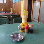 山口食堂 - テーブル、懐かしい箸入れ