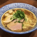 麺や而今 - 麺や而今(じこん)(大阪府大東市灰塚)あっさり醤油 芳醇醤油鶏そば(並)800円