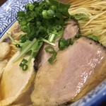 麺や而今 - 麺や而今(じこん)(大阪府大東市灰塚)あっさり醤油 芳醇醤油鶏そば(並)