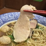 麺や而今 - 麺や而今(じこん)(大阪府大東市灰塚)あっさり醤油 芳醇醤油鶏そば(並)