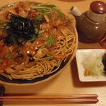 Soba Yoshi - バリバリそば。日本そばを揚げて、和風の餡をかけた、加須の逸品。酢とらー油で味の変化を楽しめます。