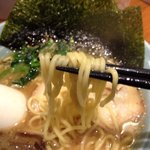 横浜家 - 麺は中太麺