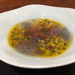 傳 - トマトとじゅん菜。プチプチ食感が楽しい。