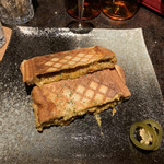 バー エグザゴーヌ - R1.7  絶品なメルトチーズ&キーマカレー入りメルトサンド、ハラペーニョ添え