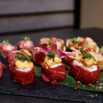 個室 馬刺し肉寿司 たてがみ - 肉寿司(タン、ロース、生雲丹の肉巻き、ホルモン稲荷)