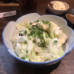 ふらり - 塩昆布キャベツ４００円。タレがとてもいい味で、いつまでも食べていたい美味しさです（╹◡╹）