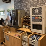 吉野家 - 2019/08 店内の中央にはドリンクバーが設置されている