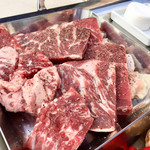 焼肉の名門 天壇 - 肉は左から、中落ちカルビ、熟成ロースステーキ、ミスジステーキ、但馬黒地鶏、