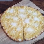 鎌田製作所 - 生カラスミのクリスピーピザ。